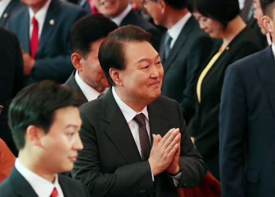 윤석열 대통령이 27일 서울 종로구 조계사에서 열린 불기 2567년 부처님오신날 봉축법요식에 입장하고 있다.   [대통령실통신사진기자단]